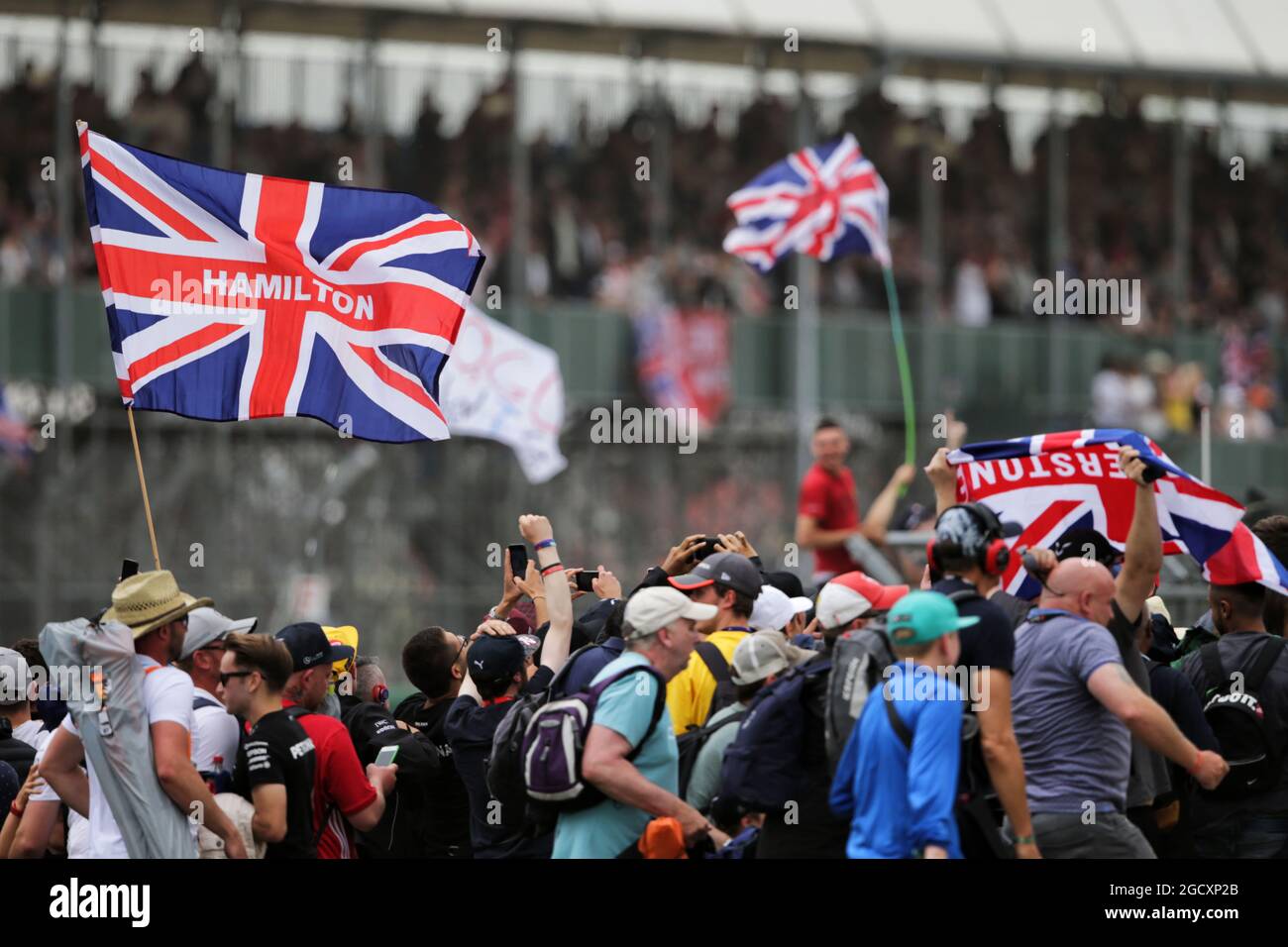 Fans dringen am Ende des Rennens in die Rennstrecke ein. Großer Preis von Großbritannien, Sonntag, 16. Juli 2017. Silverstone, England. Stockfoto