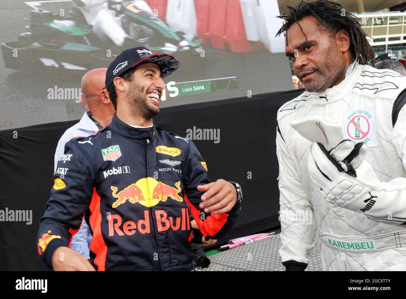 (L bis R): Daniel Ricciardo (AUS) Red Bull Racing mit Christian Karembeu (FRA) ehemaliger Fußballspieler bei einem Heineken Karting Event. Großer Preis von Italien, Donnerstag, 31. August 2017. Monza Italien. Stockfoto