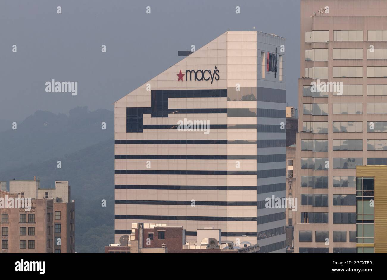 Cincinnati – circa Juli 2021: Macy's Corporate Headquarters. Macys nutzt Gesichtserkennung, um ihre Gewinne zu steigern, Sicherheitssysteme zu intensivieren und Stockfoto