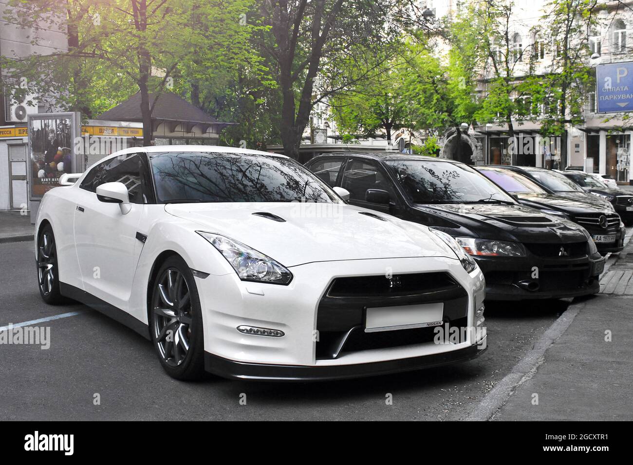 Kiew, Ukraine - 27. April 2014: Weißer Nissan GT-R in der Stadt. Japanisches Supercar Stockfoto