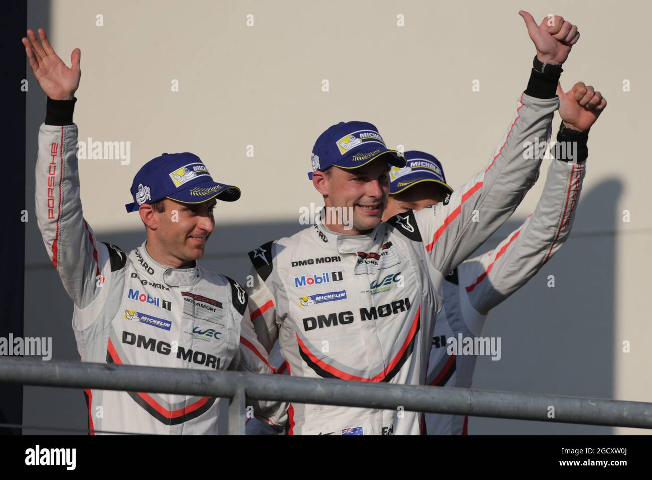 (L bis R): Rennsieger Timo Bernhard (GER) / Earl Bamber (NZL) / Brendon Hartley (NZL) #02 Porsche LMP Team, Porsche 919 Hybrid, feiern auf dem Podium. FIA-Langstrecken-Weltmeisterschaft, Rd 6, 6 Stunden Rennstrecke der Amerikas. Samstag, 16. September 2017. Austin, Texas, USA. Stockfoto