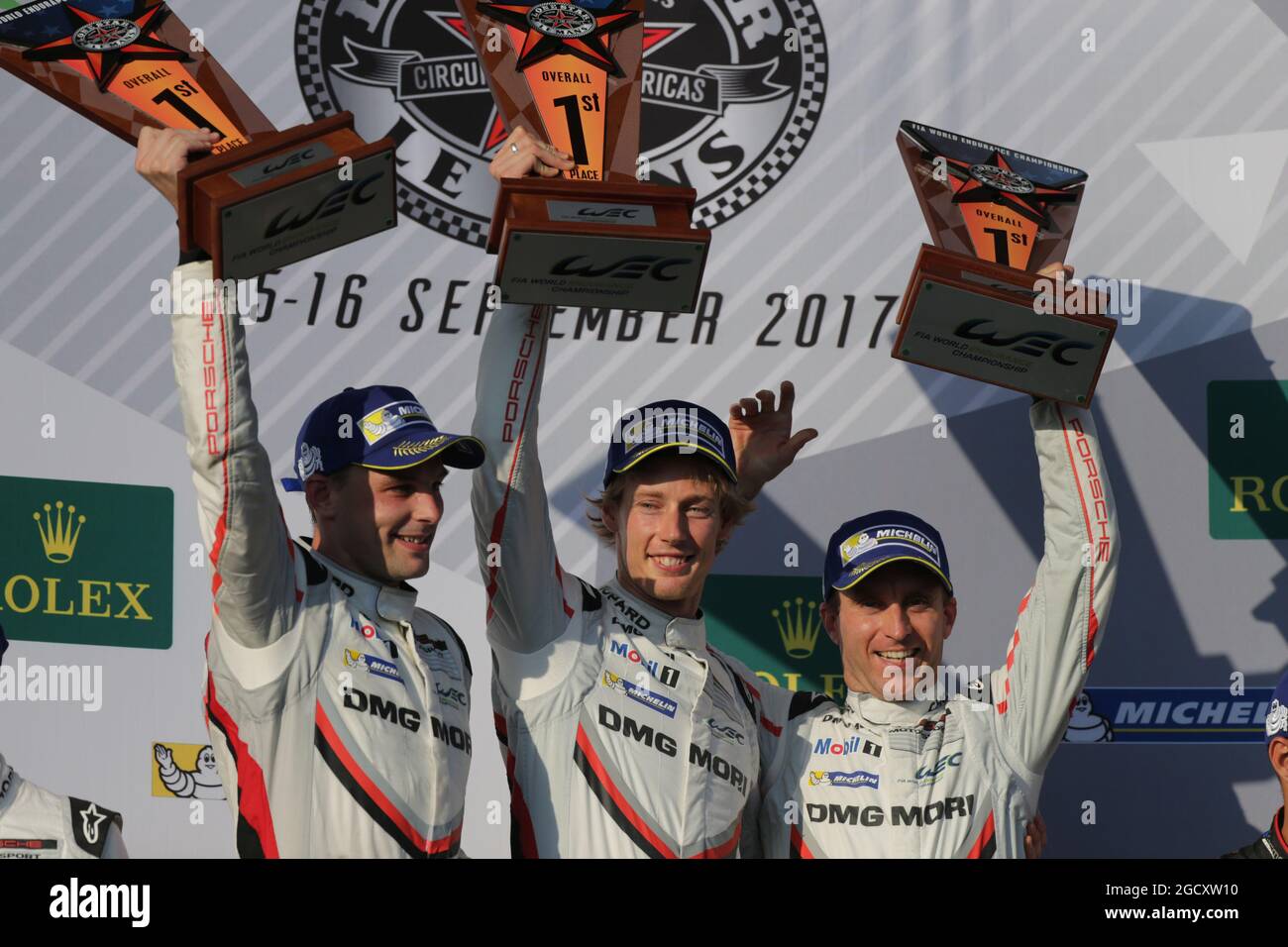 Rennsieger Timo Bernhard (GER) / Brendon Hartley (NZL) / Earl Bamber (NZL) #02 das Porsche LMP Team, Porsche 919 Hybrid, feiert auf dem Podium. FIA-Langstrecken-Weltmeisterschaft, Rd 6, 6 Stunden Rennstrecke der Amerikas. Samstag, 16. September 2017. Austin, Texas, USA. Stockfoto