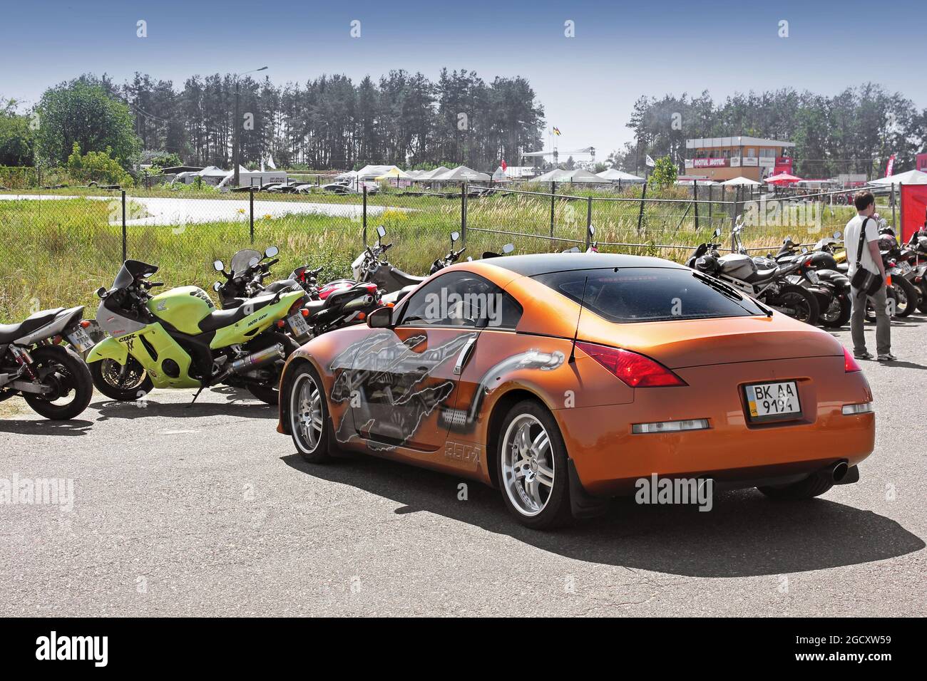 Kiew, Ukraine - 27. August 2011: Nissan 350Z auf dem Hintergrund von Motorrädern Stockfoto