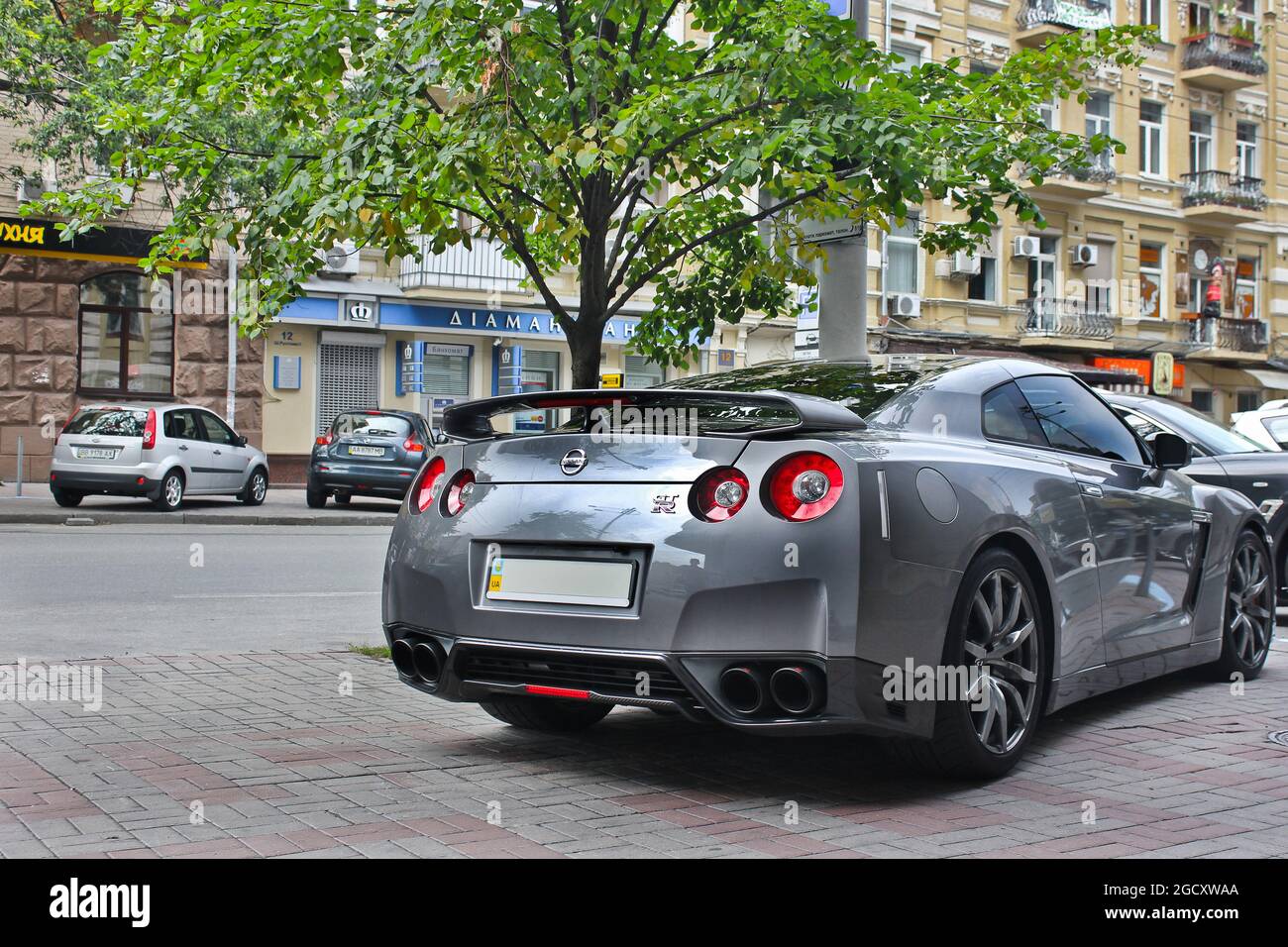 Kiew, Ukraine - 29. Juni 2013: Nissan GT-R in der Stadt geparkt. Japanischer Supersportwagen Stockfoto