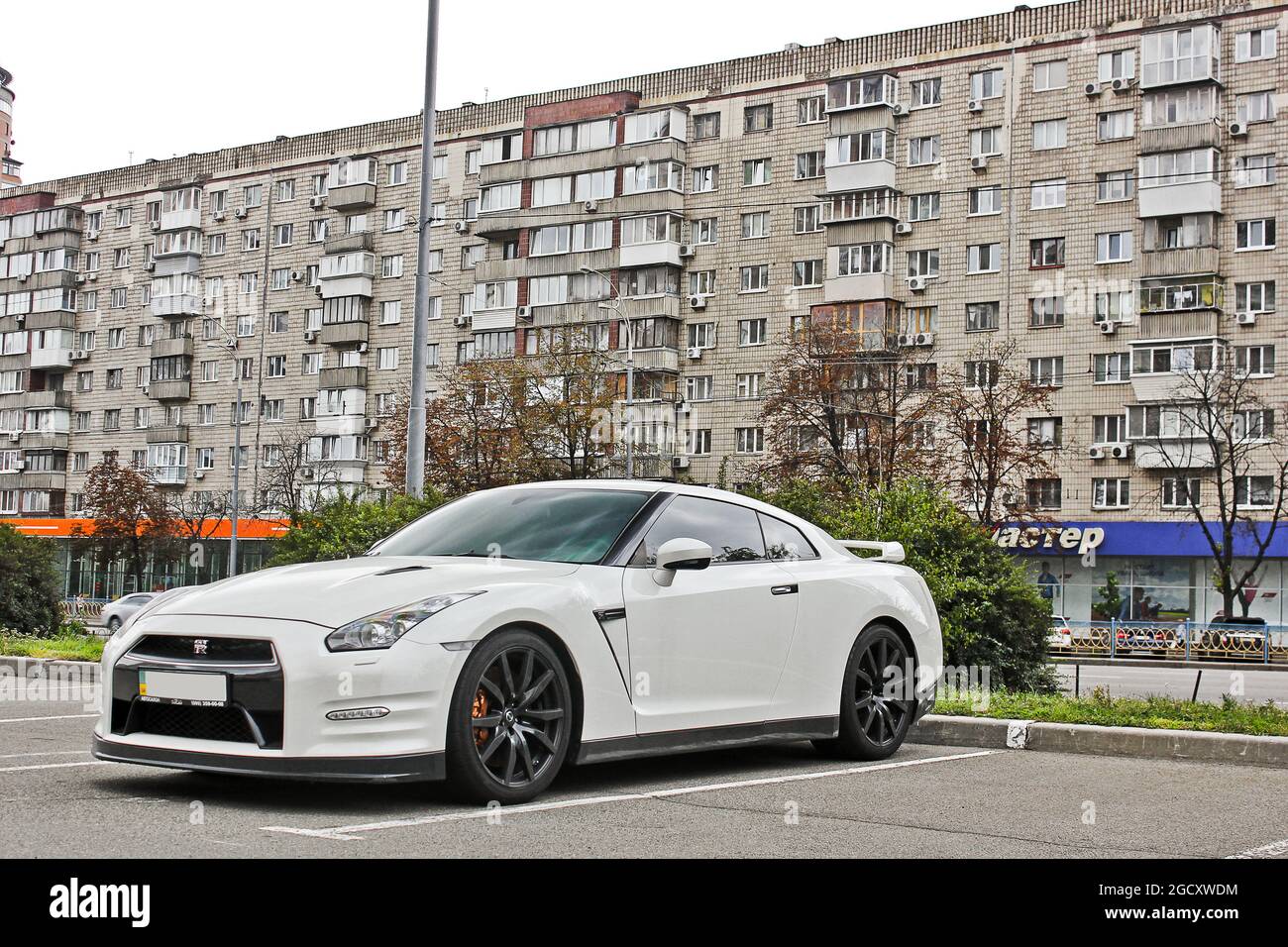 Kiew, Ukraine - 2. September 2017: Japanischer Supersportwagen in der Stadt. Weißer Nissan GTR R35 Nissan auf dem Hintergrund des Hauses Stockfoto
