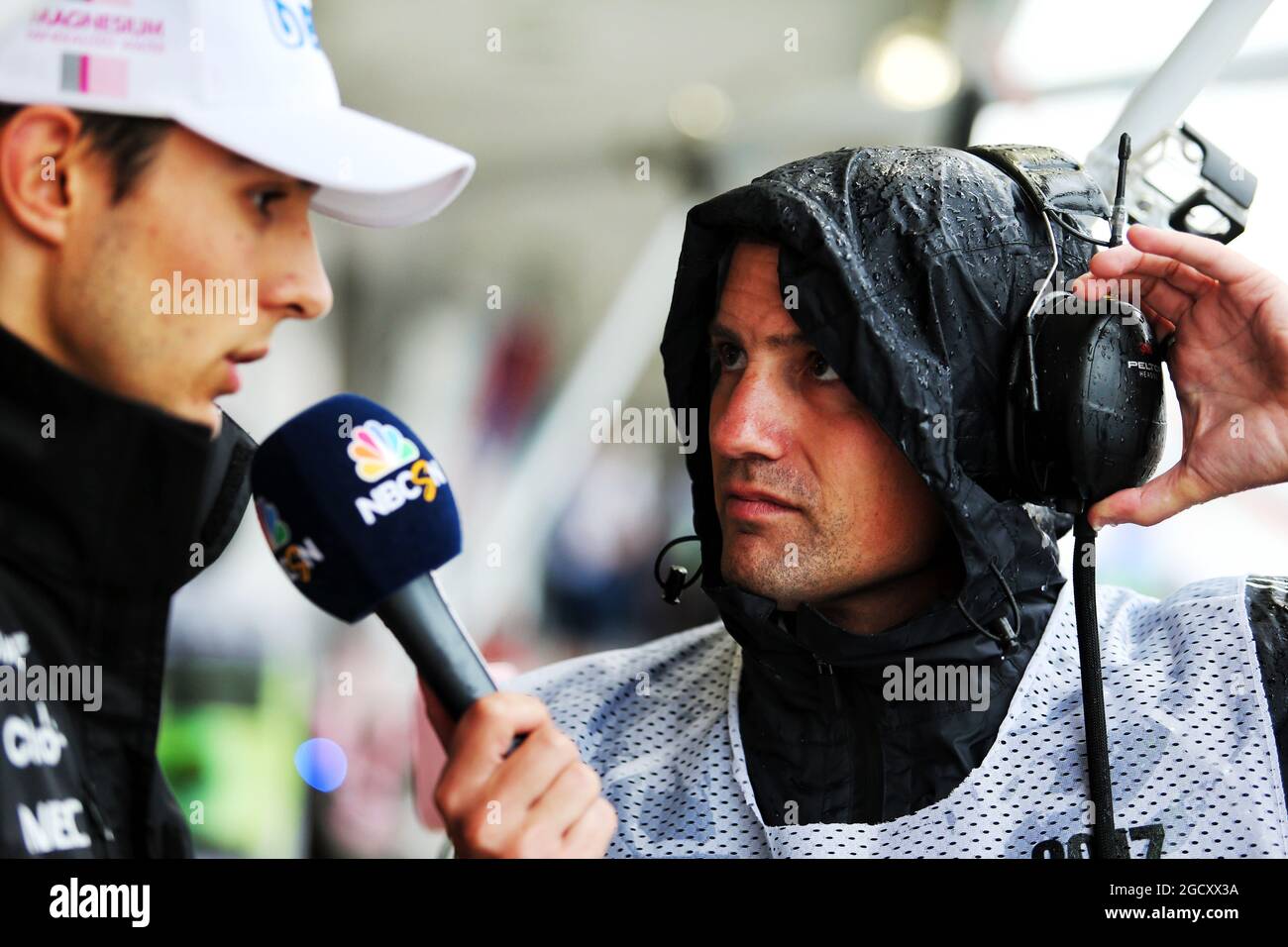 Esteban Ocon (FRA) Sahara Force India F1 Team mit will Buxton (GBR) NBC Sports Network TV Presenter. Großer Preis von Japan, Freitag, 6. Oktober 2017. Suzuka, Japan. Stockfoto