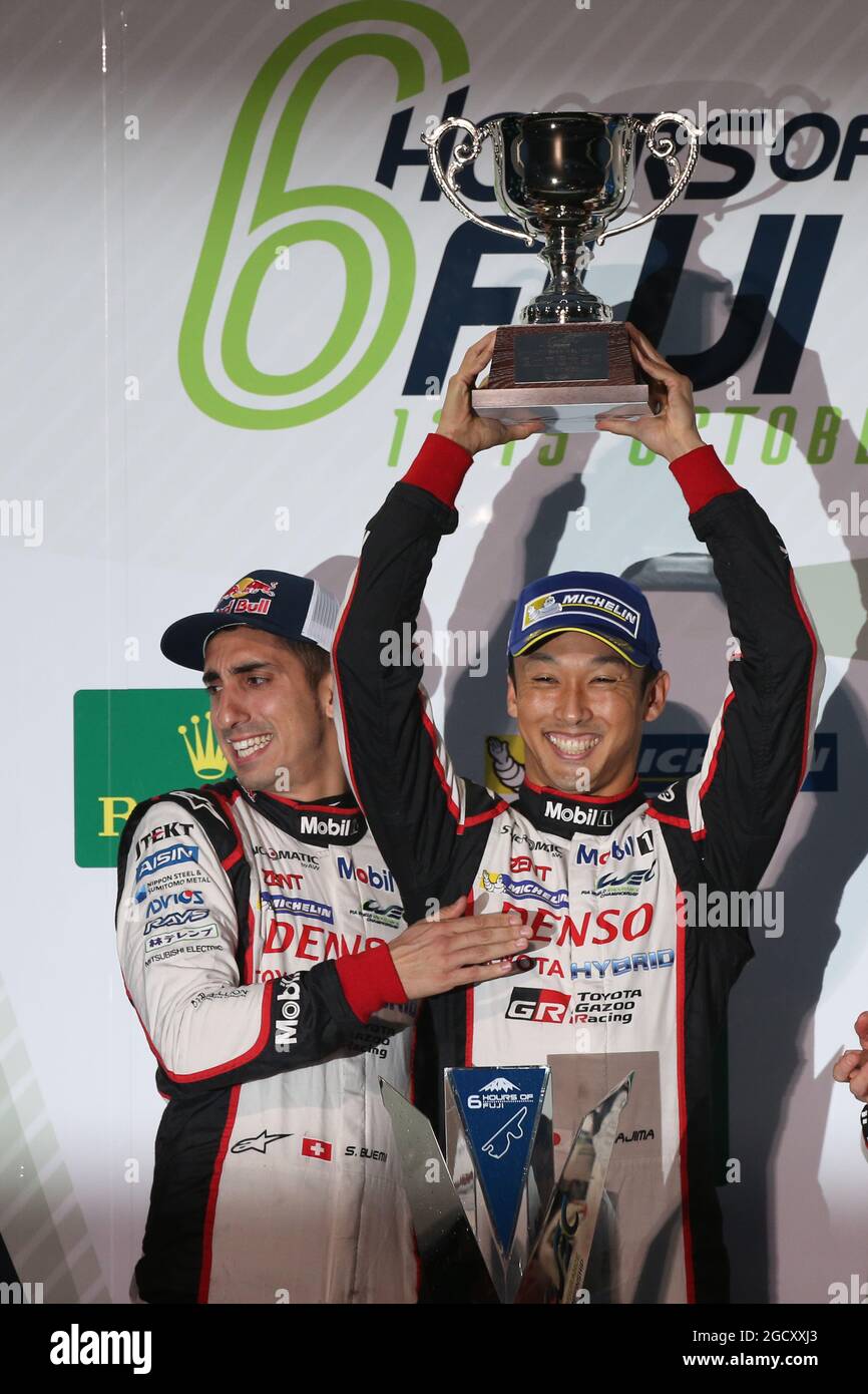 (L bis R): Die Rennsieger Sebastien Buemi (SUI) und Kazuki Nakajima (JPN) #08 Toyota Gazoo Racing Toyota TS050 Hybrid, feiern auf dem Podium. FIA-Langstrecken-Weltmeisterschaft, Runde 7, Six Hours of Fuji, Sonntag, 15. Oktober 2017. Fuji, Japan. Stockfoto