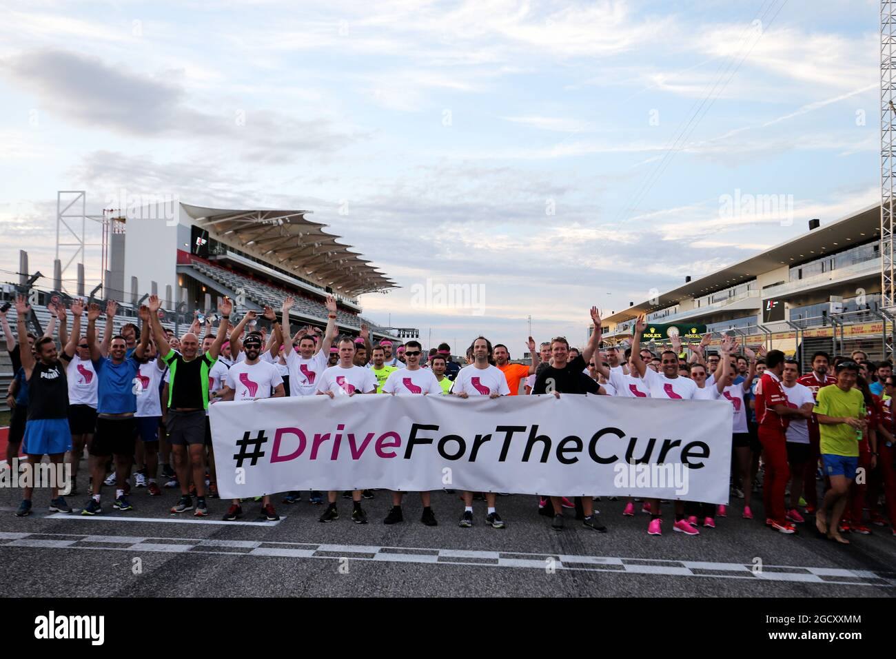 Das Renault Sport F1 Team und andere Mitglieder des Fahrerlagers laufen zur Unterstützung von Drive for the Cure auf der Strecke. Großer Preis der Vereinigten Staaten, Donnerstag, 19. Oktober 2017. Circuit of the Americas, Austin, Texas, USA. Stockfoto