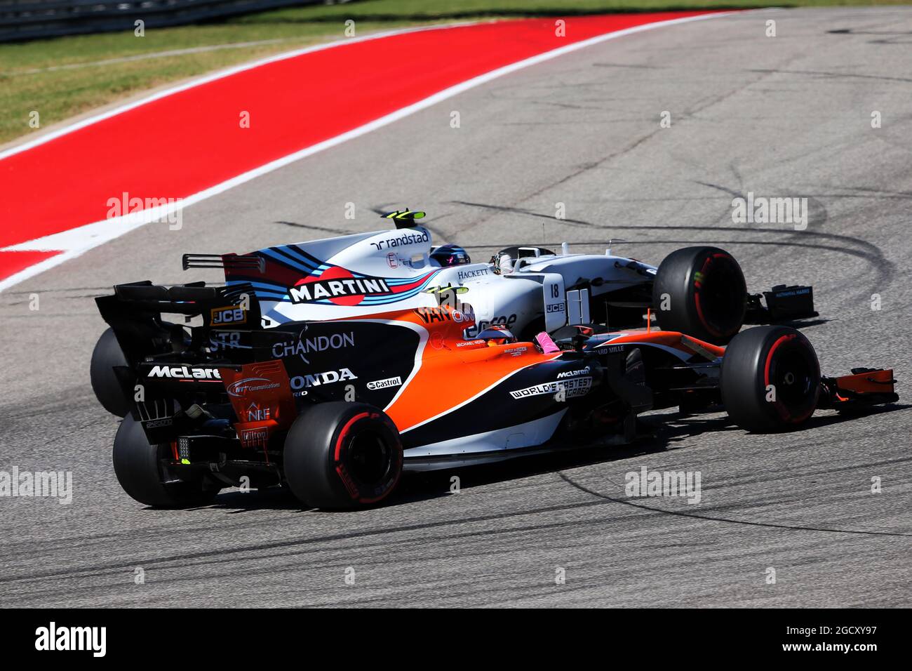 Stoffel Vandoorne (Bel) McLaren MCL32 und Lance Stroll (CDN) Williams FW40 kämpfen um Position. Großer Preis der Vereinigten Staaten, Sonntag, 22. Oktober 2017. Circuit of the Americas, Austin, Texas, USA. Stockfoto