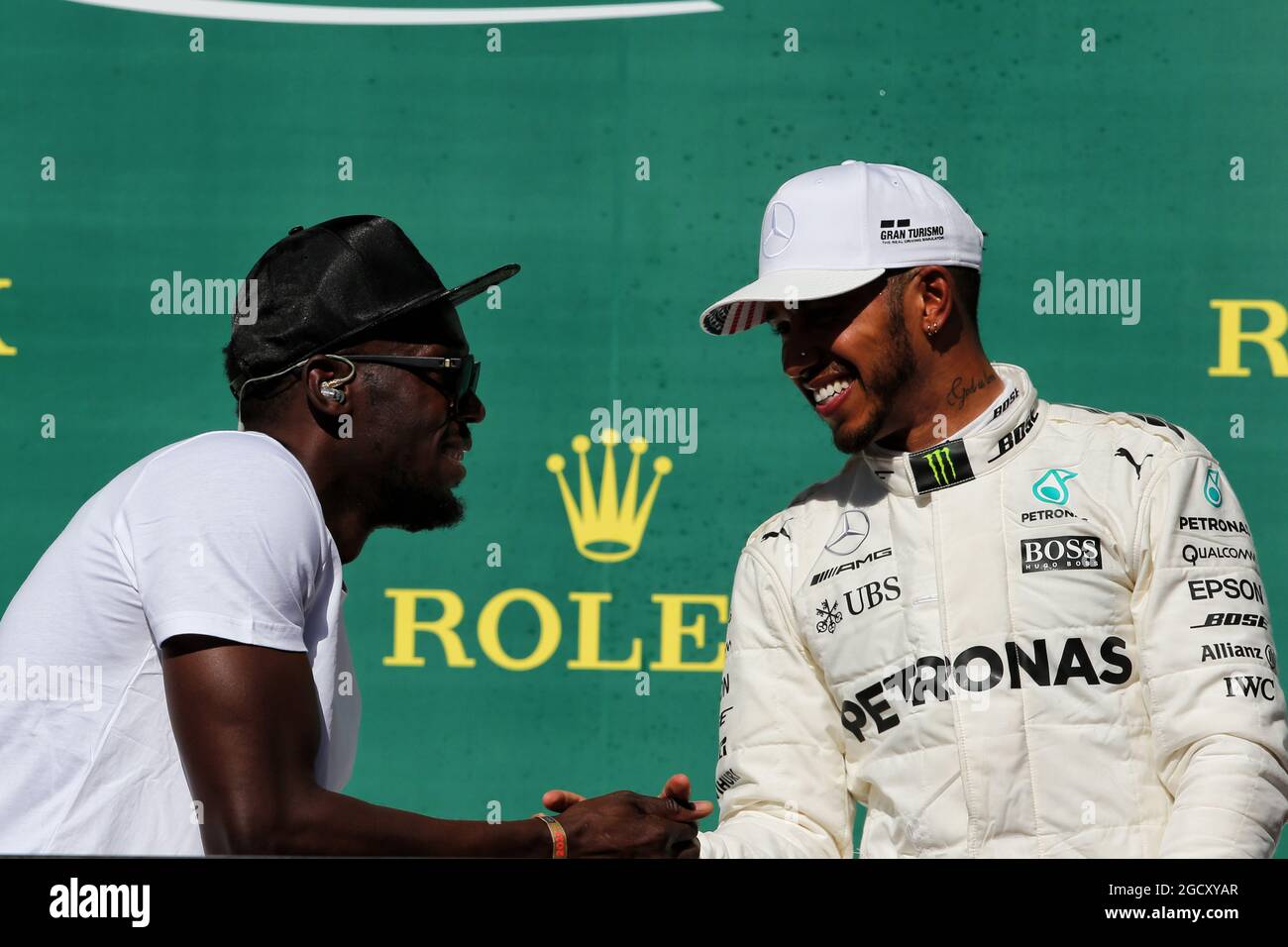 (L bis R): Usain Bolt (JAM) Athlet mit Lewis Hamilton (GBR) Mercedes AMG F1 auf dem Podium. Großer Preis der Vereinigten Staaten, Sonntag, 22. Oktober 2017. Circuit of the Americas, Austin, Texas, USA. Stockfoto