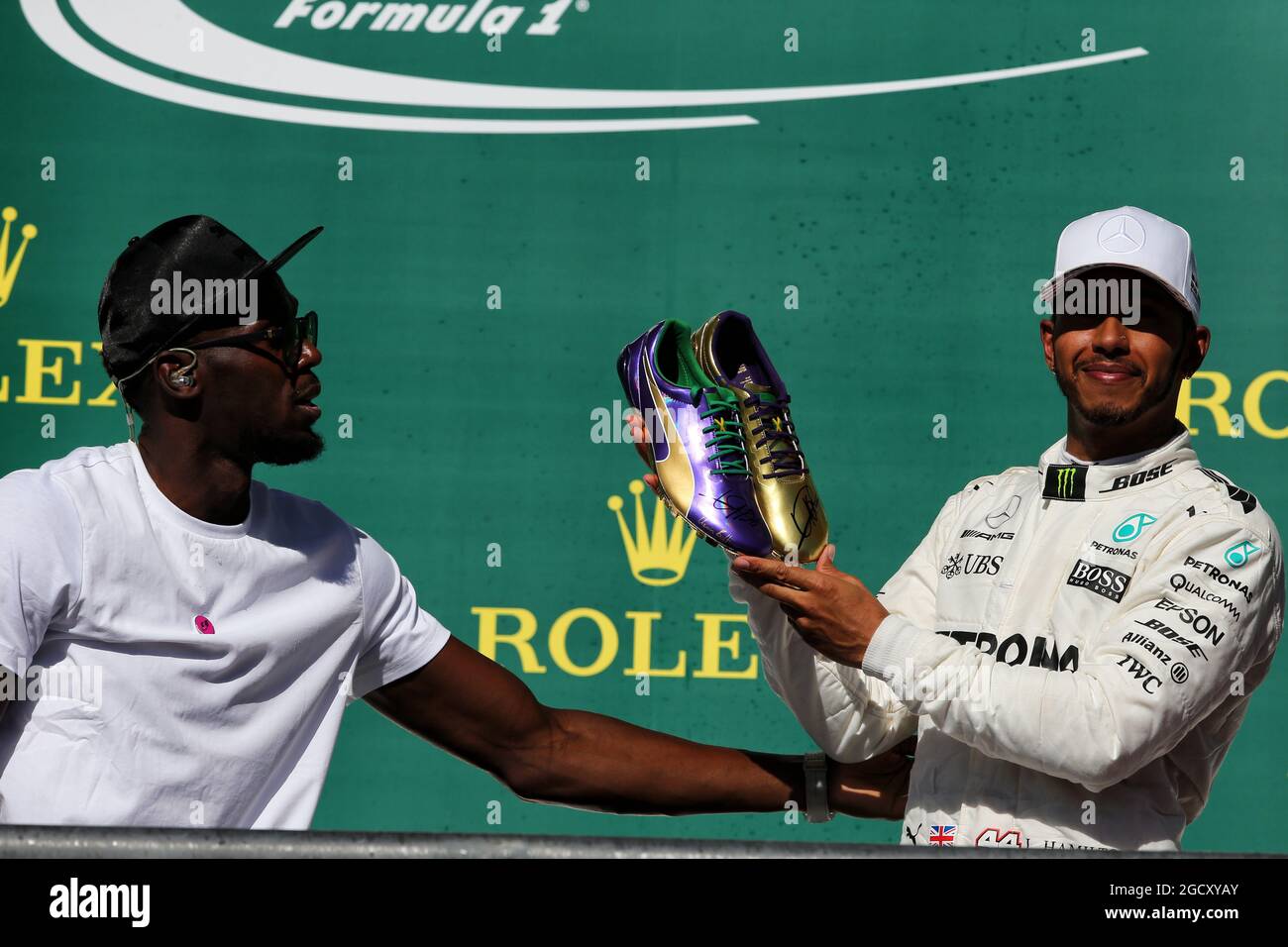 (L bis R): Usain Bolt (JAM) Athlet mit Lewis Hamilton (GBR) Mercedes AMG F1 auf dem Podium. Großer Preis der Vereinigten Staaten, Sonntag, 22. Oktober 2017. Circuit of the Americas, Austin, Texas, USA. Stockfoto