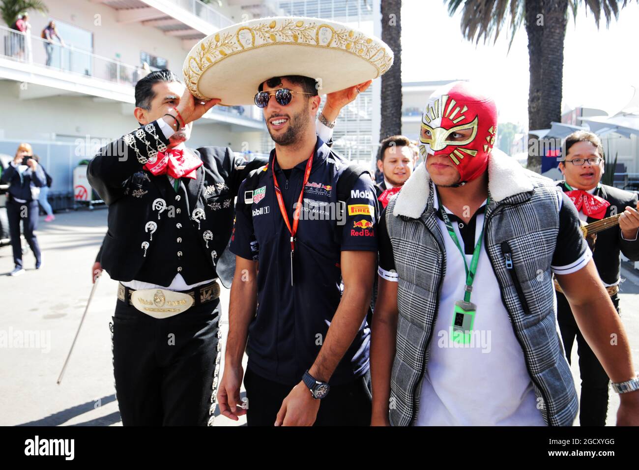Traditionelle mexikanische Band und ein Ringer mit Daniel Ricciardo (AUS) Red Bull Racing. Großer Preis von Mexiko, Donnerstag, 26. Oktober 2017. Mexiko-Stadt, Mexiko. Stockfoto