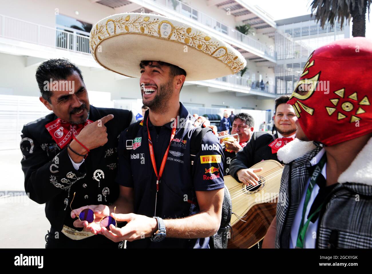 Traditionelle mexikanische Band und ein Ringer mit Daniel Ricciardo (AUS) Red Bull Racing. Großer Preis von Mexiko, Donnerstag, 26. Oktober 2017. Mexiko-Stadt, Mexiko. Stockfoto