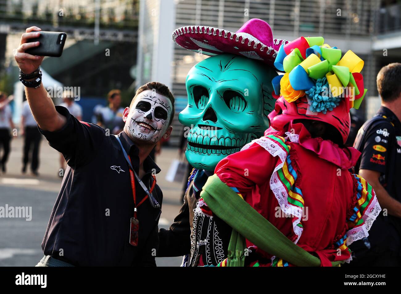 Will Buxton (GBR) NBC Sports Network TV Presenter mit Day of the Dead Kostümträgern. Großer Preis von Mexiko, Donnerstag, 26. Oktober 2017. Mexiko-Stadt, Mexiko. Stockfoto