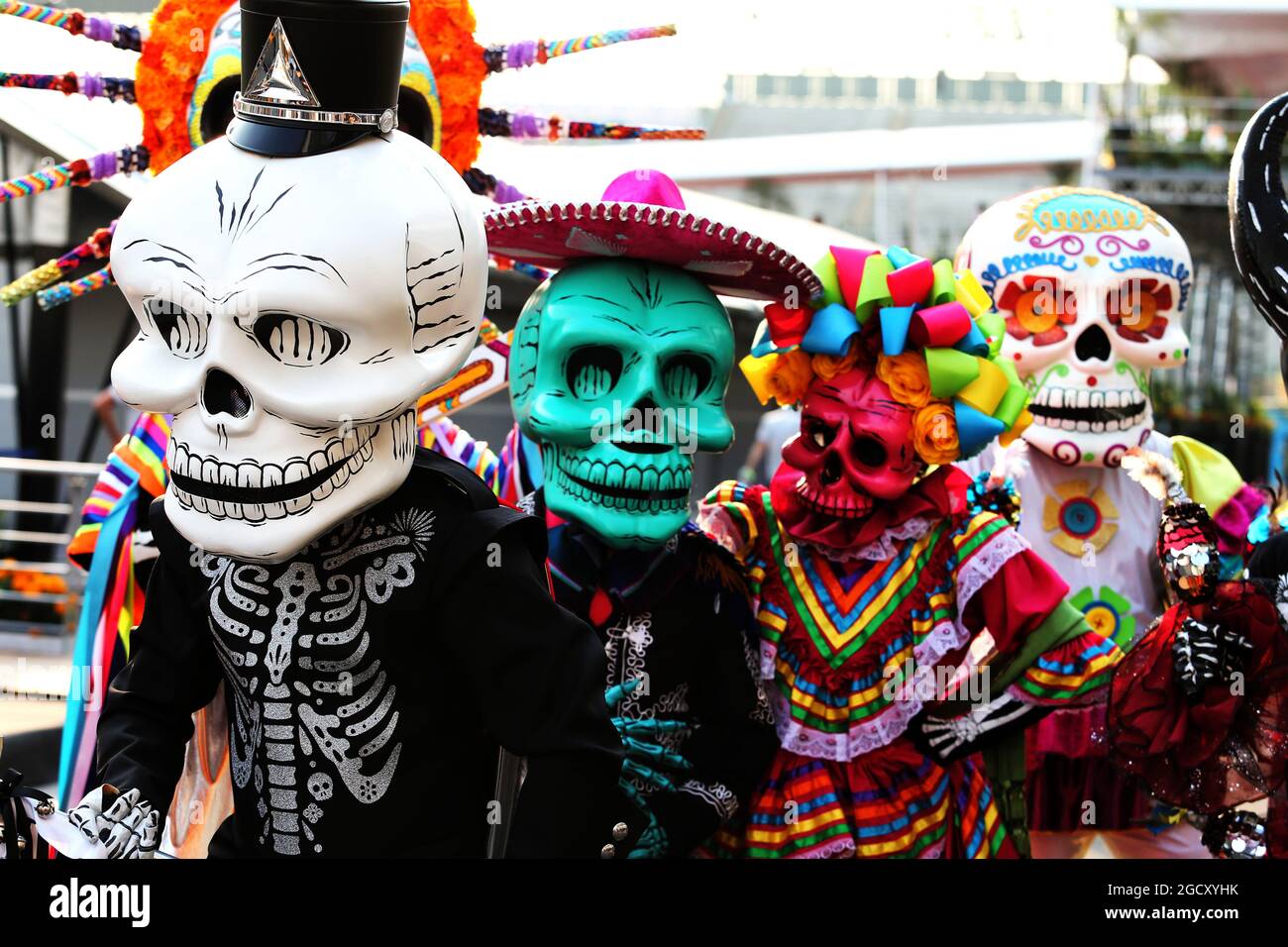 Day of the Dead Kostümträger. Großer Preis von Mexiko, Donnerstag, 26. Oktober 2017. Mexiko-Stadt, Mexiko. Stockfoto