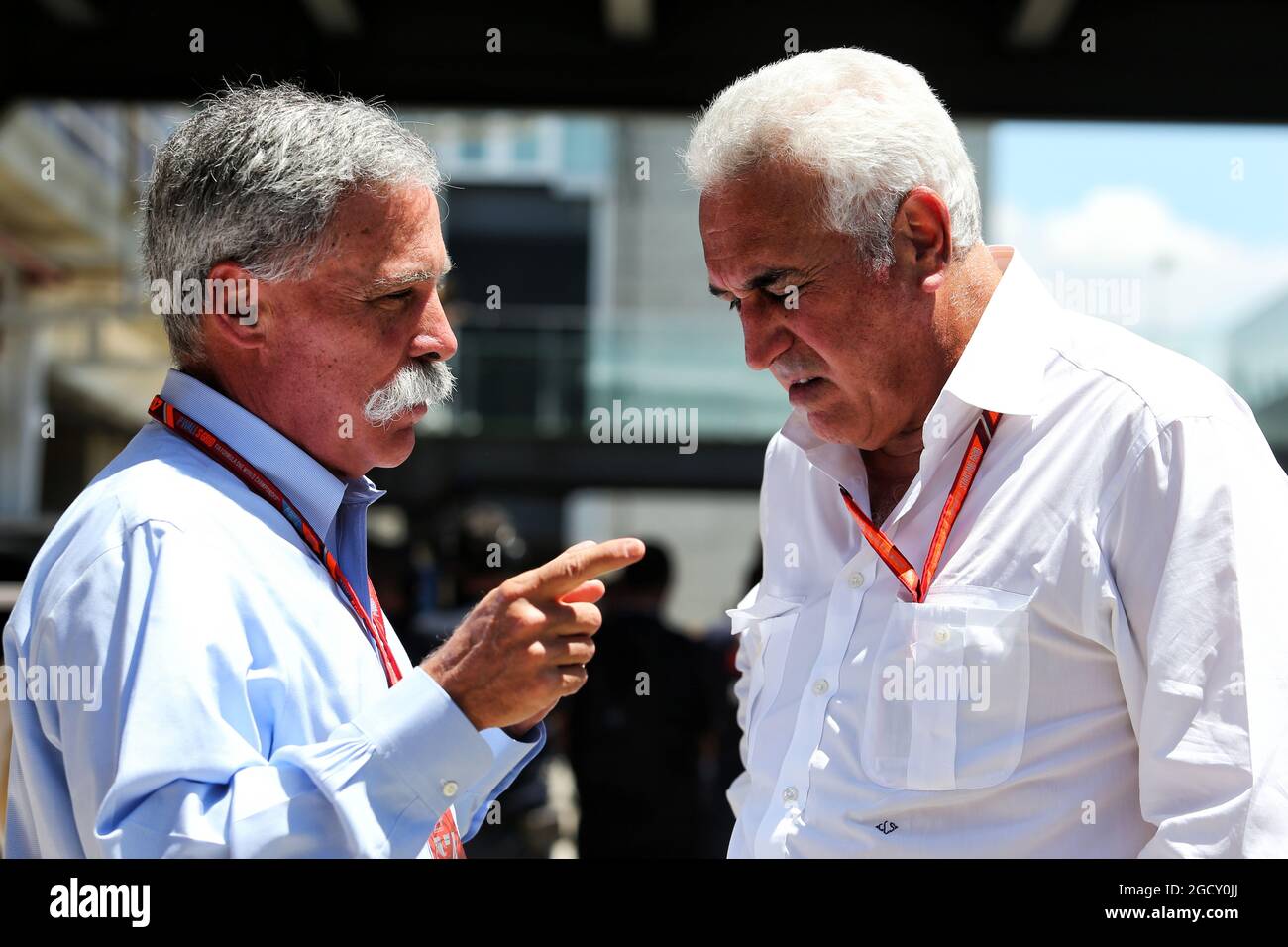 (L bis R): Chase Carey (USA), Vorsitzender der Formel-1-Gruppe, mit Lawrence Stroll (CDN), Geschäftsmann und Vater von Lance Stroll (CDN) Williams. Großer Preis von Brasilien, Freitag, 10. November 2017. Sao Paulo, Brasilien. Stockfoto