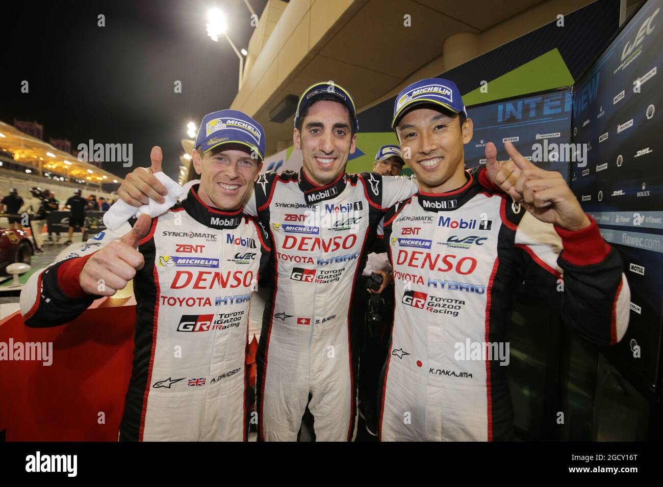 (L bis R): Die Rennsieger Anthony Davidson (GBR), Sebastien Buemi (SUI) und Kazuki Nakajima (JPN), #08 Toyota Gazoo Racing Toyota TS050 Hybrid feiern in Parc Ferme. FIA-Langstrecken-Weltmeisterschaft, Runde 9, Samstag, 18. November 2017. Sakhir, Bahrain. Stockfoto