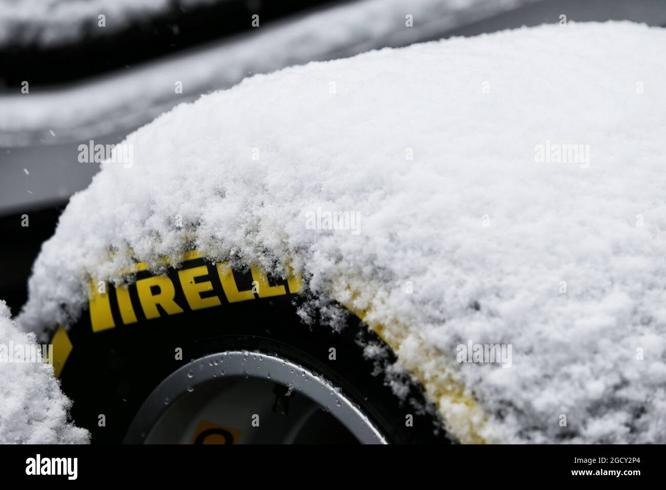 Pirelli Reifen mit Schnee bedeckt. Formel-1-Tests, Tag 3, Mittwoch, 28.  Februar 2018. Barcelona, Spanien Stockfotografie - Alamy