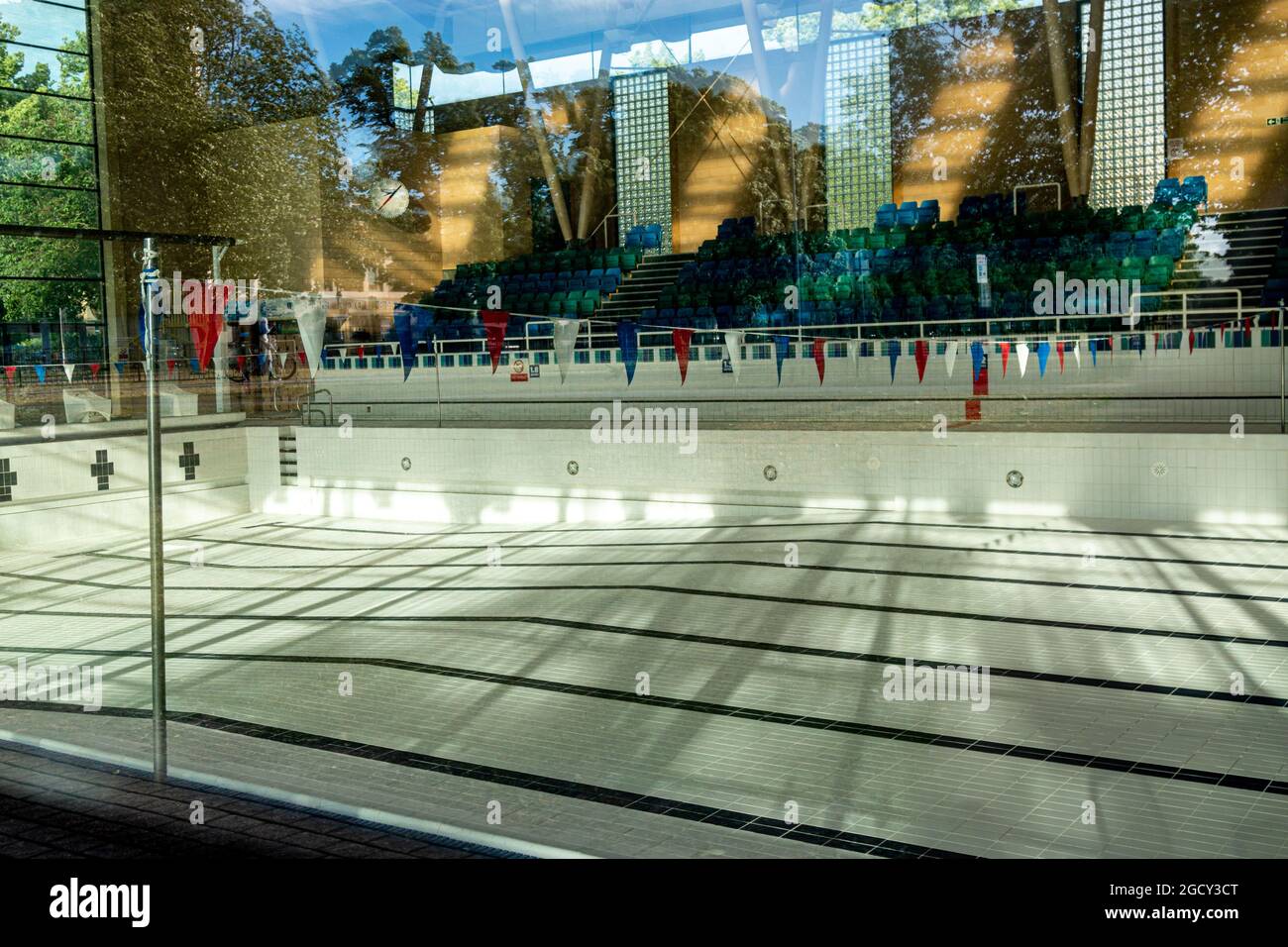 Während der Covid-19-Pandemie wurde das Schwimmbad Parkside von Wasser geleert und für die Öffentlichkeit geschlossen. Cambridge, Großbritannien Stockfoto