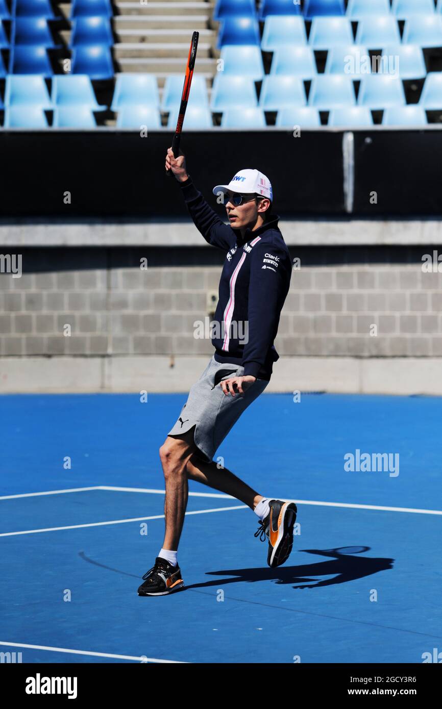 Esteban Ocon (FRA) Sahara Force India F1 Team spielt Tennis in der Margaret Court Arena. Großer Preis von Australien, Mittwoch, 21. März 2018. Albert Park, Melbourne, Australien. Stockfoto
