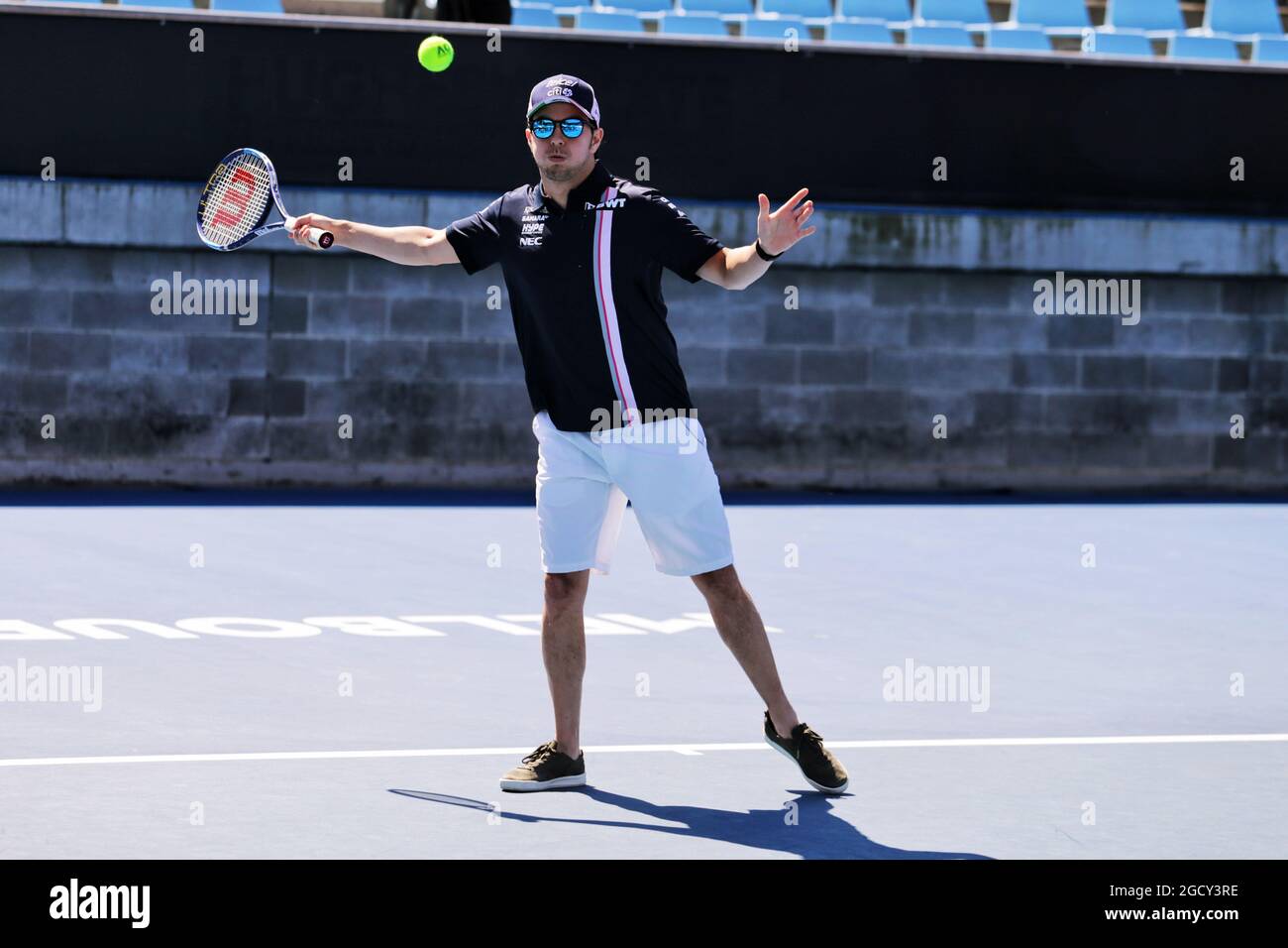 Sergio Perez (MEX) Sahara Force India F1 spielt Tennis in der Margaret Court Arena. Großer Preis von Australien, Mittwoch, 21. März 2018. Albert Park, Melbourne, Australien. Stockfoto