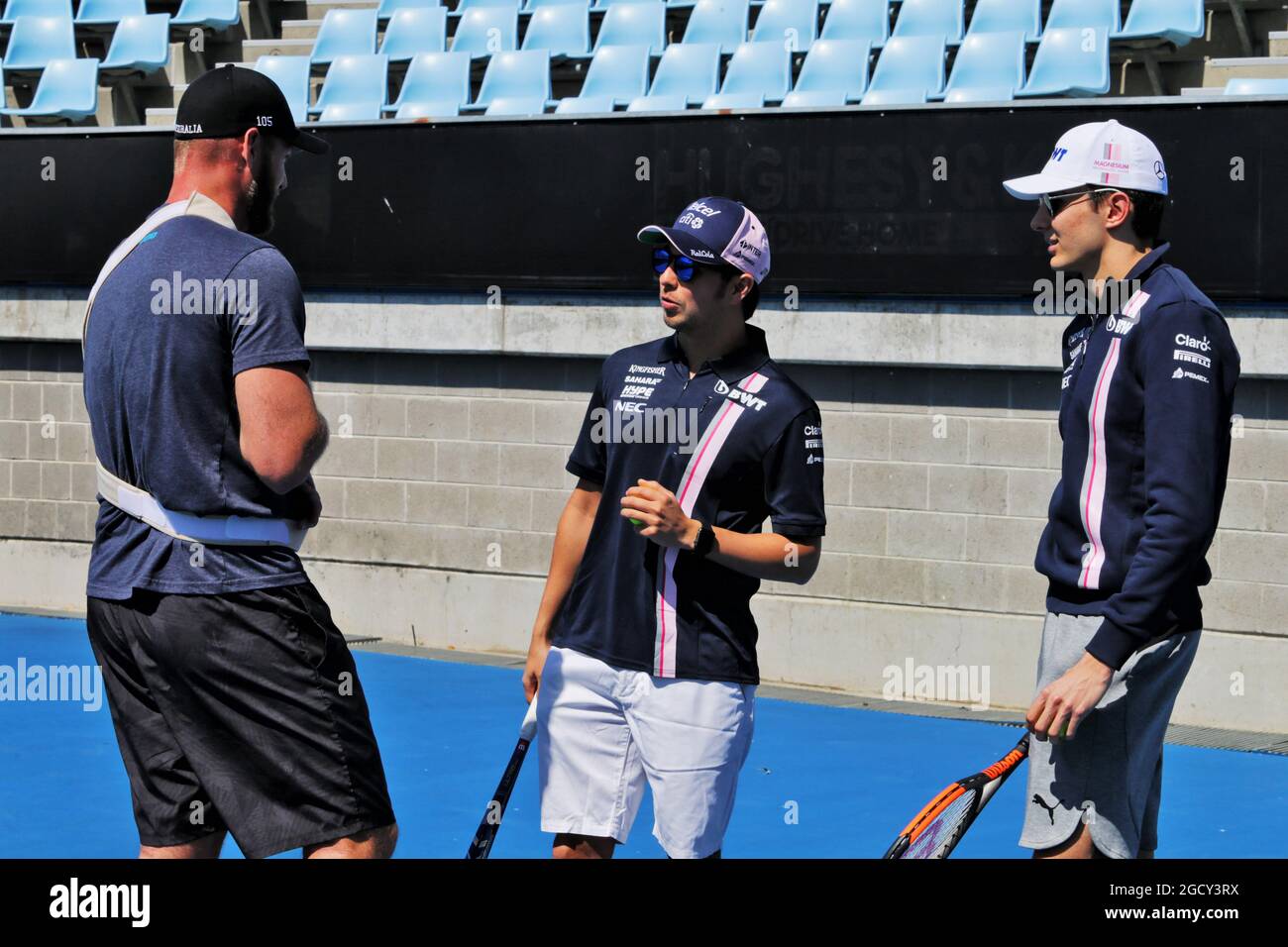 (L bis R): Sam Groth (AUS) ehemaliger Tennisspieler; Sergio Perez (MEX) Sahara Force India F1; und Esteban Ocon (FRA) Sahara Force India F1 Team, in der Margaret Court Arena. Großer Preis von Australien, Mittwoch, 21. März 2018. Albert Park, Melbourne, Australien. Stockfoto