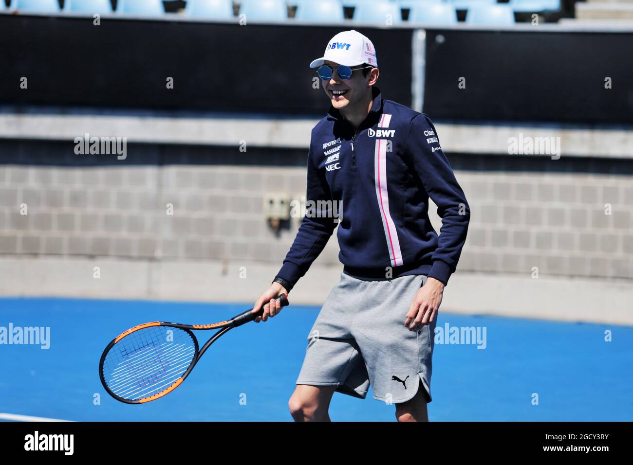 Esteban Ocon (FRA) Sahara Force India F1 Team spielt Tennis in der Margaret Court Arena. Großer Preis von Australien, Mittwoch, 21. März 2018. Albert Park, Melbourne, Australien. Stockfoto