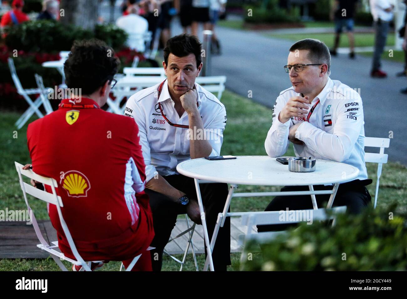 (L bis R): Mattia Binotto (ITA) Ferrari Chief Technical Officer mit Toto Wolff (GER) Mercedes AMG F1 Aktionär und Executive Director und Andy Cowell (GBR) Mercedes-Benz High Performance Powertrains Managing Director. Großer Preis von Australien, Freitag, 23. März 2018. Albert Park, Melbourne, Australien. Stockfoto