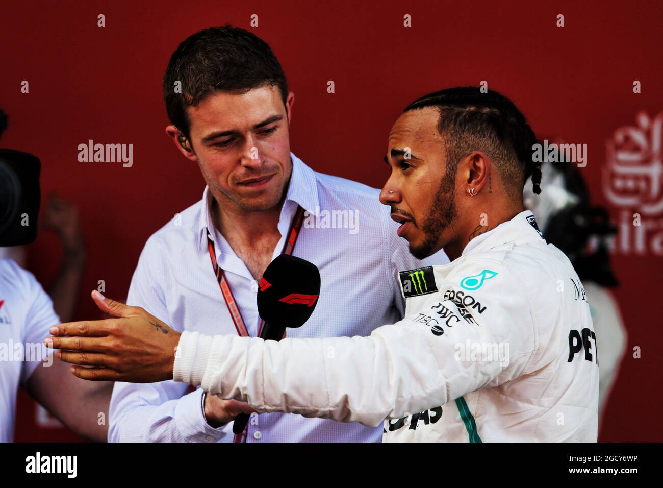 Rennsieger Lewis Hamilton (GBR) Mercedes AMG F1 im Parc Ferme mit Paul di Resta (GBR). Großer Preis von Spanien, Sonntag, 13. Mai 2018. Barcelona, Spanien. Stockfoto
