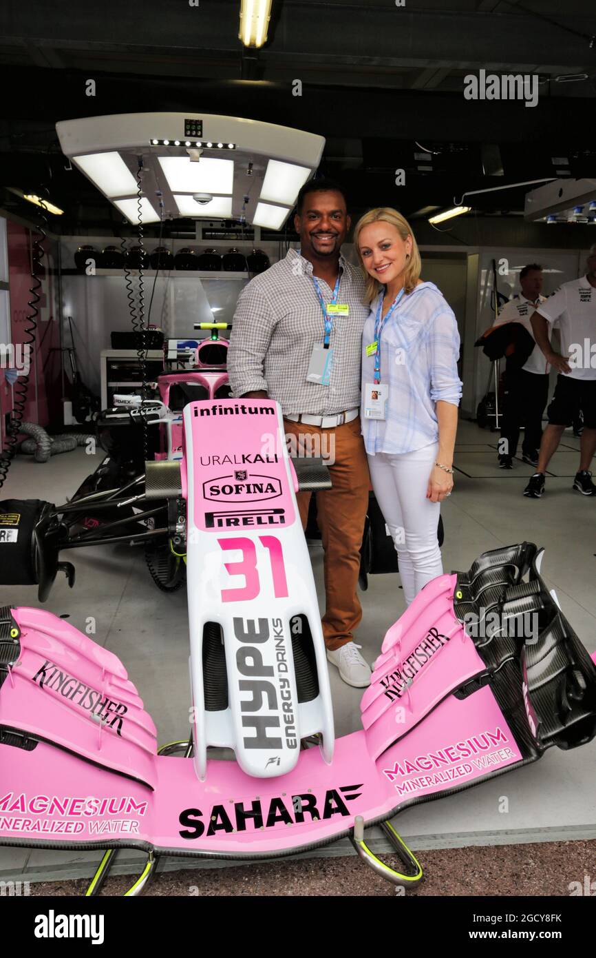 Alfonso Ribeiro (USA) Schauspieler und seine Frau Angela Unkrich (USA) mit dem Sahara Force India F1 Team. Großer Preis von Monaco, Sonntag, 27. Mai 2018. Monte Carlo, Monaco. Stockfoto