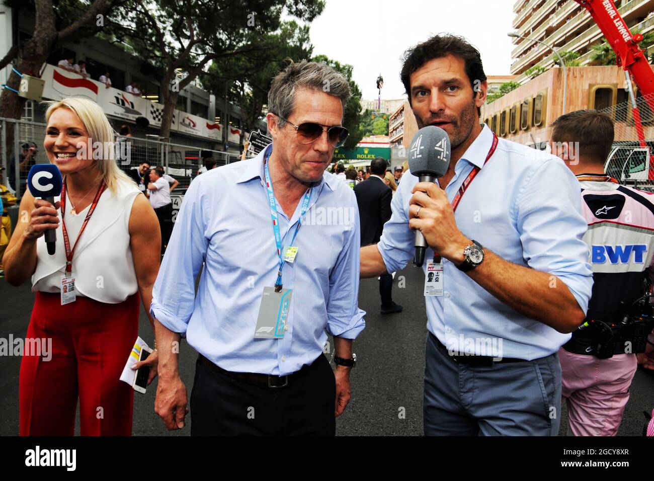 Hugh Grant (GBR) Schauspieler mit Mark Webber (AUS) Channel 4-Moderator am Start. Großer Preis von Monaco, Sonntag, 27. Mai 2018. Monte Carlo, Monaco. Stockfoto