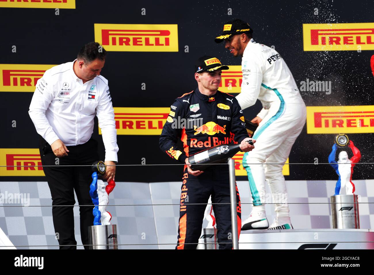 Das Podium (L bis R): Ron Meadows (GBR) Mercedes GP Team Manager mit Max Verstappen (NLD) Red Bull Racing und Lewis Hamilton (GBR) Mercedes AMG F1. Großer Preis von Frankreich, Sonntag, 24. Juni 2018. Paul Ricard, Frankreich. Stockfoto