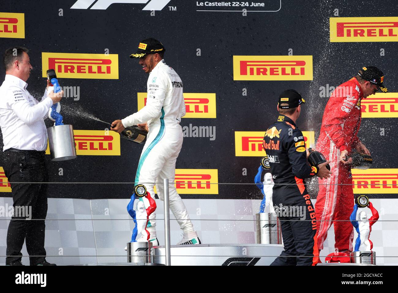 Das Podium (L bis R): Ron Meadows (GBR) Mercedes GP Team Manager; Max Verstappen (NLD) Red Bull Racing, Zweiter; Lewis Hamilton (GBR) Mercedes AMG F1, Rennsieger; Kimi Räikkönen (FIN) Ferrari, Dritter. Großer Preis von Frankreich, Sonntag, 24. Juni 2018. Paul Ricard, Frankreich. Stockfoto
