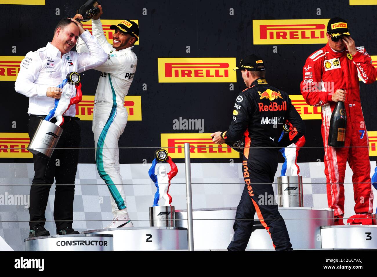 Das Podium (L bis R): Ron Meadows (GBR) Mercedes GP Team Manager mit Lewis Hamilton (GBR) Mercedes AMG F1, Sebastian Vettel (GER) Ferrari und Kimi Räikkönen (FIN) Ferrari. Großer Preis von Frankreich, Sonntag, 24. Juni 2018. Paul Ricard, Frankreich. Stockfoto