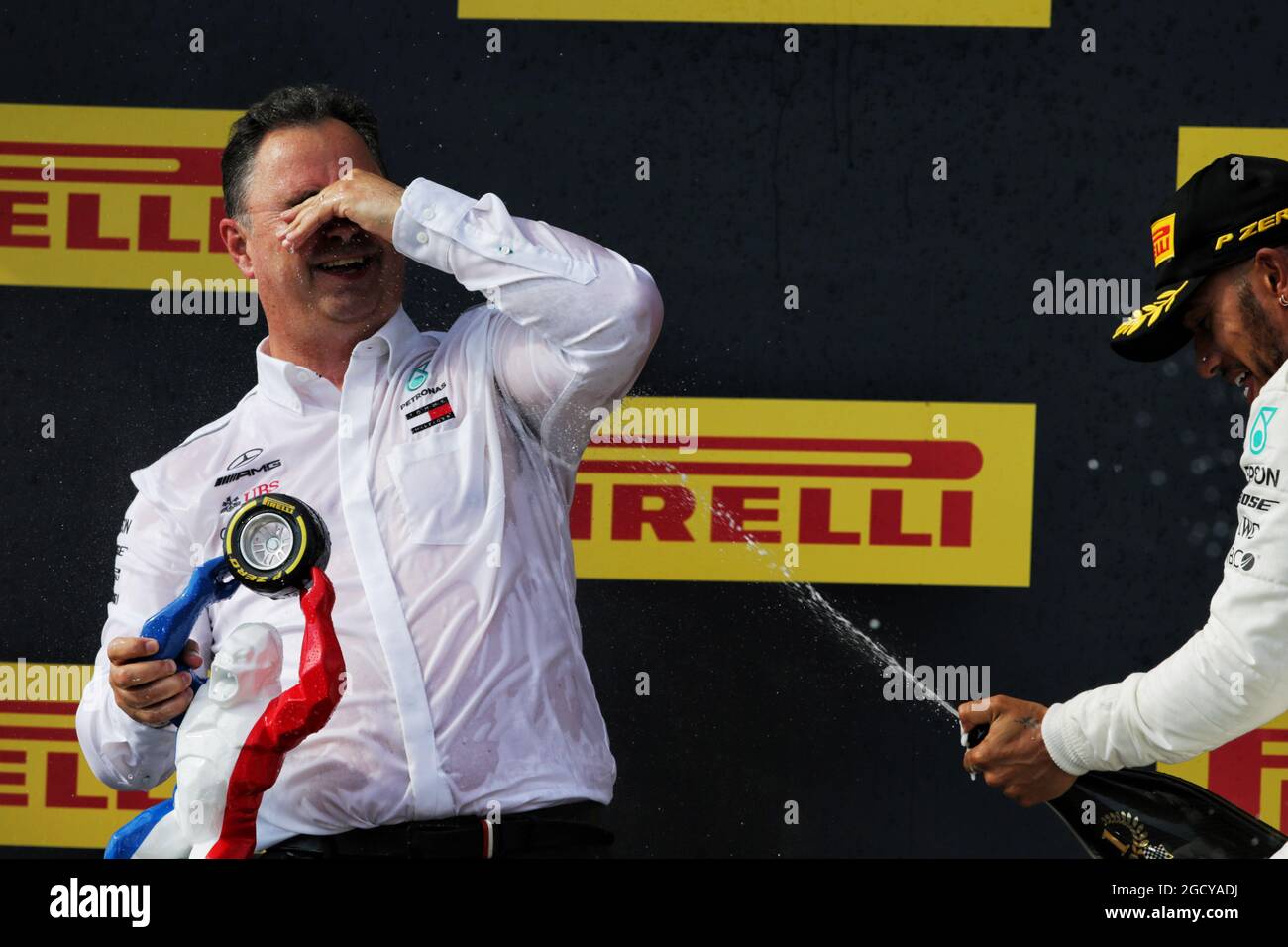 Rennsieger Lewis Hamilton (GBR) Mercedes AMG F1 feiert mit Ron Meadows (GBR) Mercedes GP Team Manager auf dem Podium. Großer Preis von Frankreich, Sonntag, 24. Juni 2018. Paul Ricard, Frankreich. Stockfoto