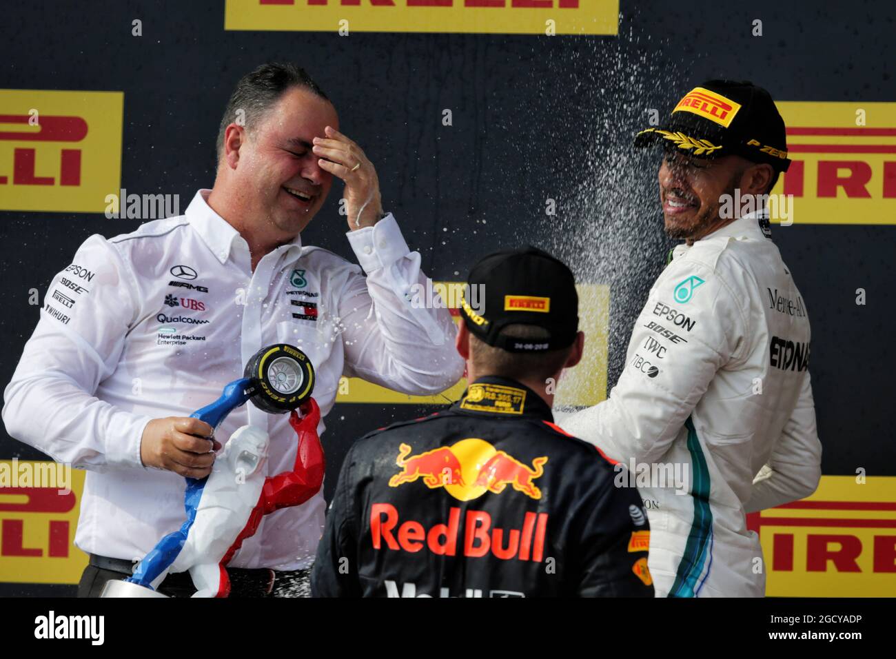 Rennsieger Lewis Hamilton (GBR) Mercedes AMG F1 feiert mit Ron Meadows (GBR) Mercedes GP Team Manager und Max Verstappen (NLD) Red Bull Racing auf dem Podium. Großer Preis von Frankreich, Sonntag, 24. Juni 2018. Paul Ricard, Frankreich. Stockfoto