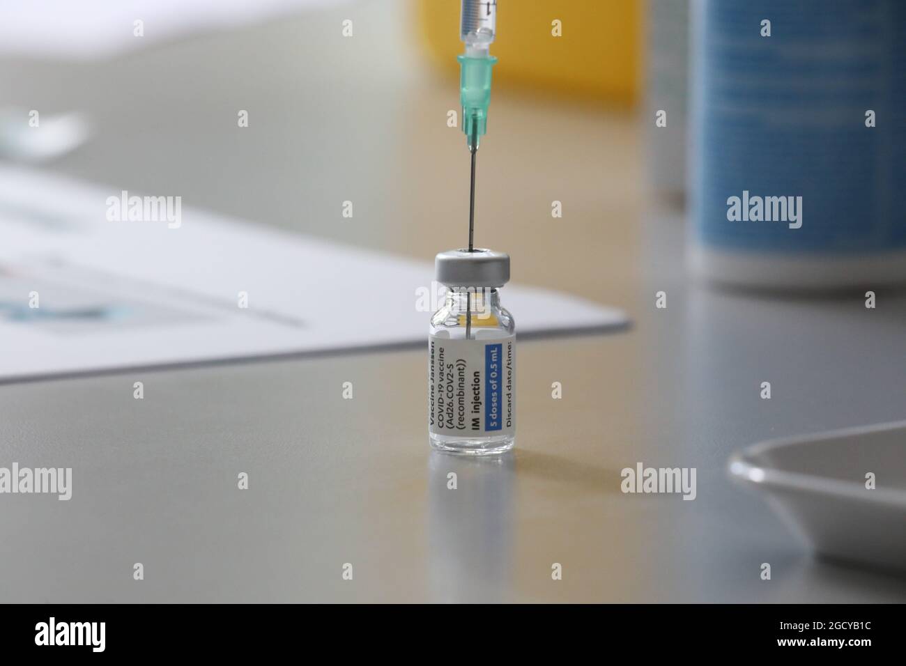 Jena, Deutschland. August 2021. Ein Fläschchen mit dem Covid 19-Impfstoff von Johnson & Johnson steht auf einem Tisch. Bei der Impfung in den Räumen der Tafel Jena können Bürger ohne Termin geimpft werden. Quelle: Bodo Schackow/dpa-Zentralbild/dpa/Alamy Live News Stockfoto