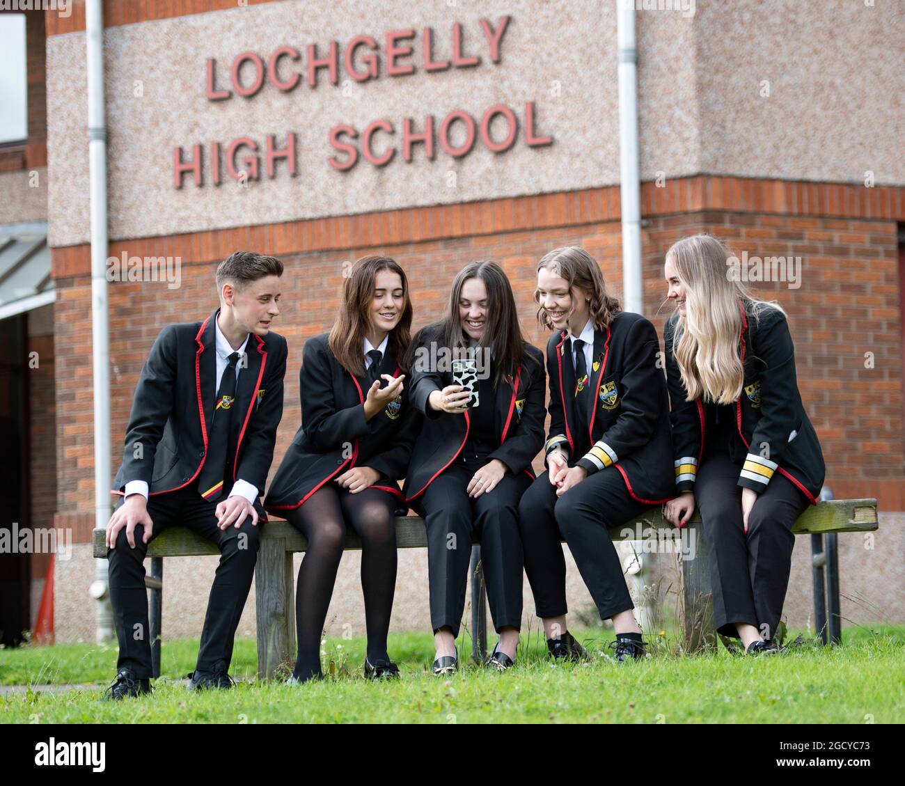 LOCHGELLY, Schottland, Großbritannien. August 2021. IM BILD: (L-R) Schüler der High School: Mason Smith; Beth Adam; Katie Wilson; Charlotte Alexander; Katie Brennan. Die schottische Kabinettsministerin für Bildung, Shirley Anne Somerville, MSP der Scottish National Party (SNP), besucht am Tag der Bekanntgabe der SQA-Ergebnisse die Schüler der Lochgelly High School, nachdem im zweiten Jahr aufgrund der Coronavirus-Pandemie (COVID19) keine Untersuchungen durchgeführt wurden. Quelle: Colin Fisher/Alamy Live News Stockfoto