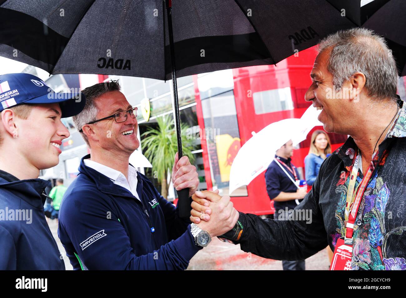 (L bis R): David Schumacher (GER) Formel-4-Rennfahrer mit seinem Vater Ralf Schumacher (GER) und Kai Ebel (GER) RTL TV Presenter. Großer Preis von Deutschland, Samstag, 21. Juli 2018. Hockenheim, Deutschland. Stockfoto