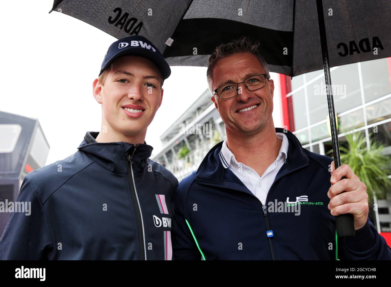 (L bis R): David Schumacher (GER) Formel-4-Rennfahrer mit seinem Vater Ralf Schumacher (GER). Großer Preis von Deutschland, Samstag, 21. Juli 2018. Hockenheim, Deutschland. Stockfoto