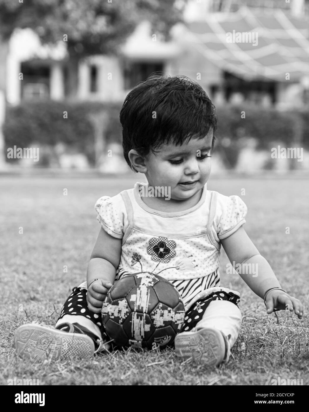Schwarz-Weiß-Porträt von niedlichen indischen Baby Mädchen im Park spielen. Stockfoto