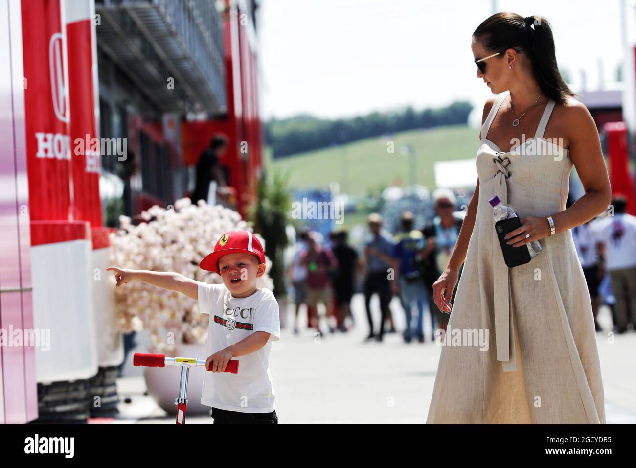 Minttu Räikkönen (FIN) mit Sohn Robin Räikkönen (FIN). Großer Preis von Ungarn, Samstag, 28. Juli 2018. Budapest, Ungarn. Stockfoto