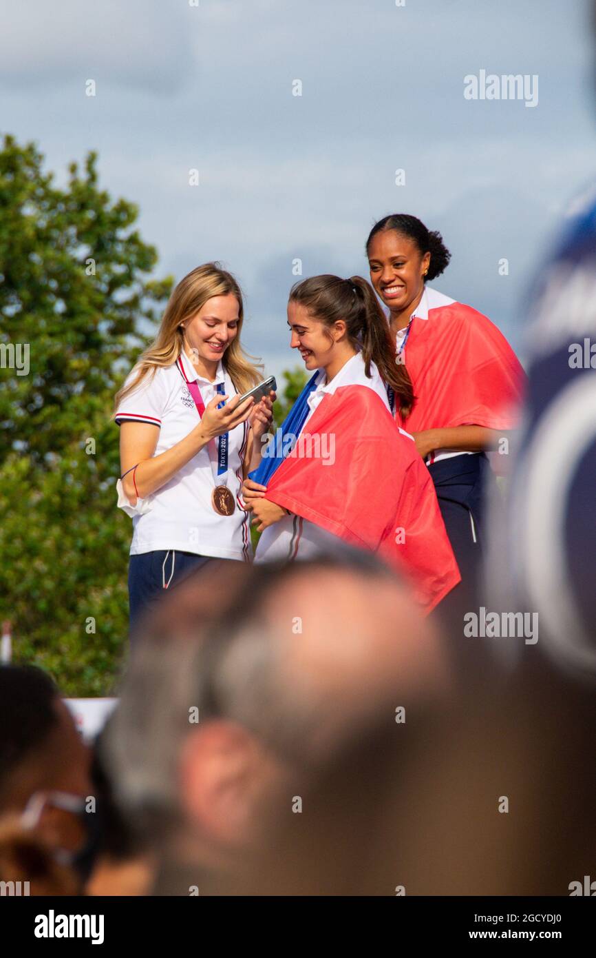 Paris, Frankreich. August 2021. Marine Johannes, Marine Fauthoux und Iliana Rupert aus Frankreich feiern mit den Fans während der Rückkehr der französischen olympischen Delegation aus Japan am 9. August 2021 auf dem Trocadero Place in Paris, Frankreich - Foto Melie Laurent/A2M Sport Consulting/DPPI Quelle: DPPI Media/Alamy Live News Stockfoto