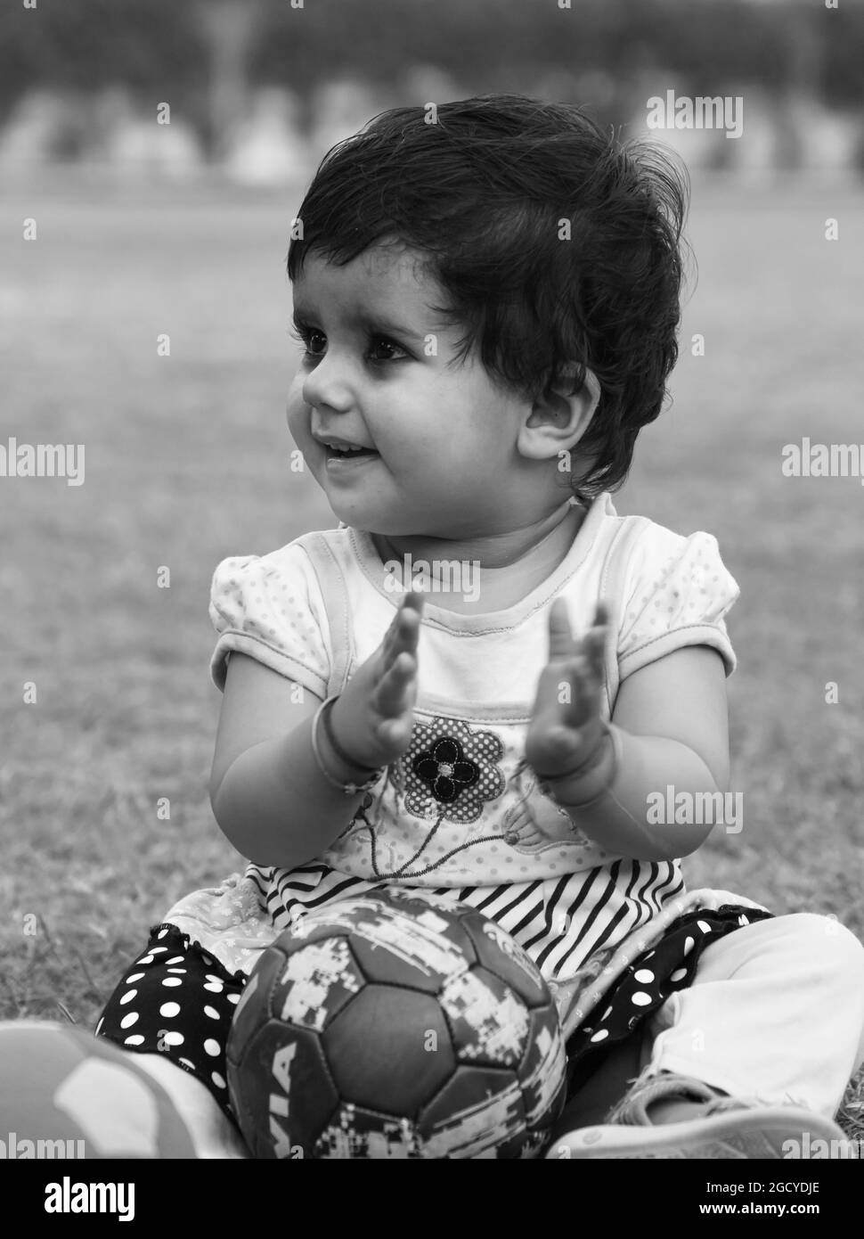Schwarz-Weiß-Porträt von niedlichen indischen Baby Mädchen im Park spielen. Stockfoto