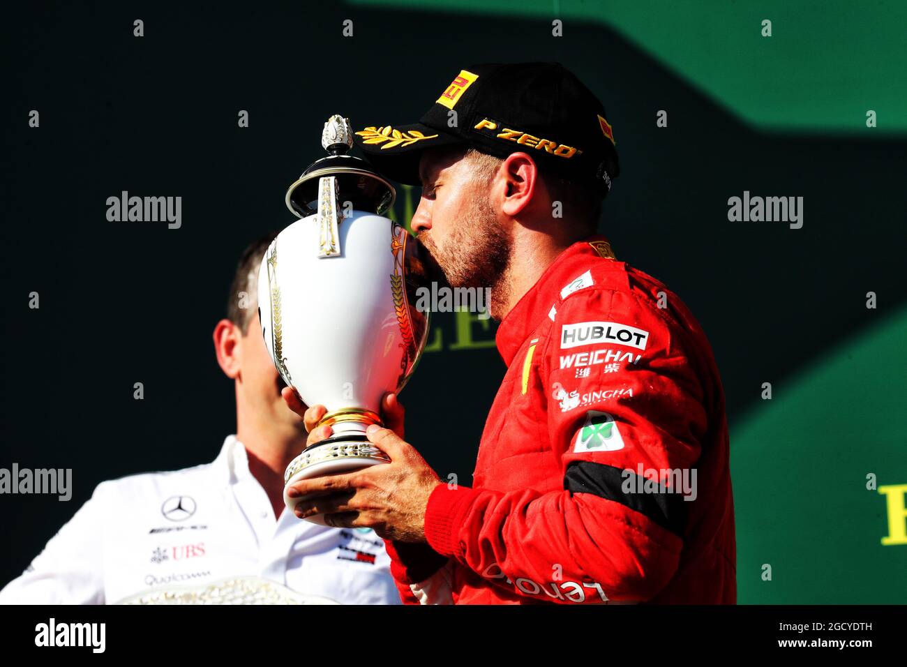 Sebastian Vettel (GER) Ferrari feiert seinen zweiten Platz auf dem Podium. Stockfoto