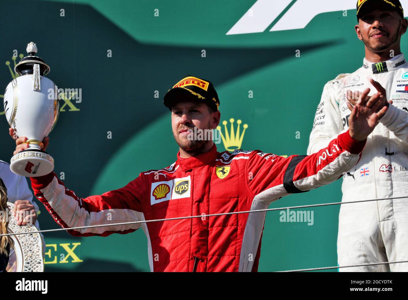 Sebastian Vettel (GER) Ferrari feiert seinen zweiten Platz auf dem Podium. Stockfoto