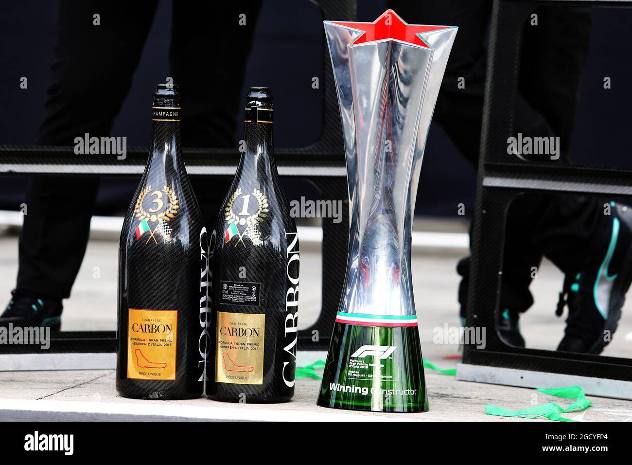 Carbon-Champagner und Siegertrophäe für Mercedes AMG F1. Großer Preis von  Italien, Sonntag, 2. September 2018. Monza Italien Stockfotografie - Alamy