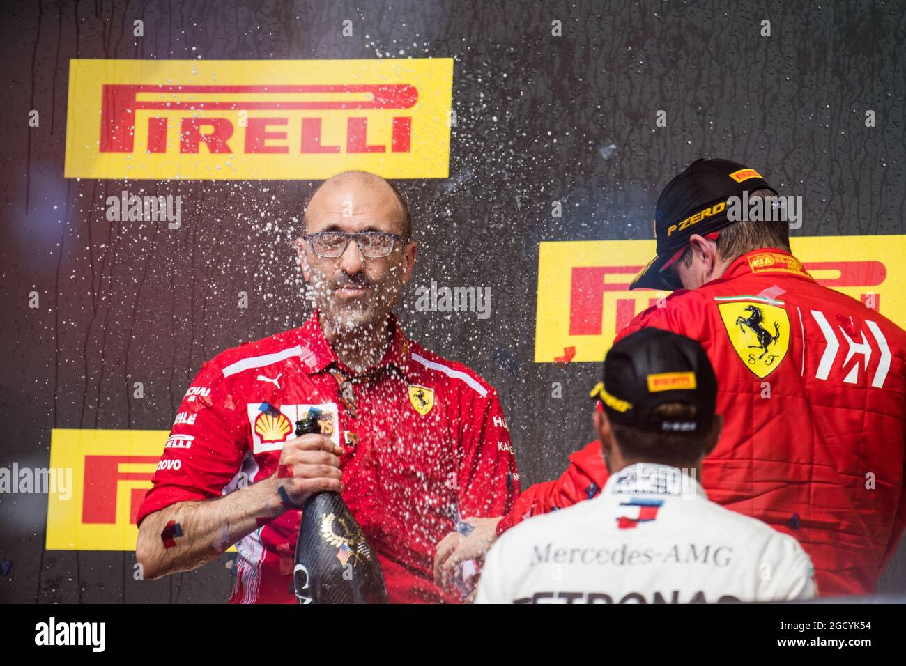 Carlo Santi, Ferrari Race Engineer, feiert mit dem Rennsieger Kimi Räikkönen (FIN) Ferrari und Lewis Hamilton (GBR) Mercedes AMG F1 auf dem Podium. Großer Preis der Vereinigten Staaten, Sonntag, 21. Oktober 2018. Circuit of the Americas, Austin, Texas, USA. Stockfoto