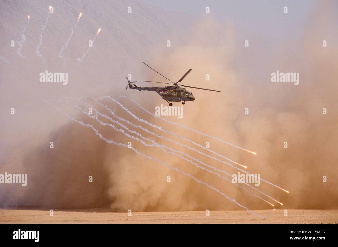 Region Khatlon, Tadschikistan. August 2021. Während einer gemeinsamen militärischen Übung von Russland, Tadschikistan und Usbekistan auf dem Militärtrainingsgelände Harb-Maidon, 20 km von der Grenze zu Afghanistan entfernt, wird ein Hubschrauber gesehen. An der Militärübung, die vom 5. Bis 10. August 2021 stattfindet, nehmen 2,500 Militärangehörende (darunter 1,800 russische Militärangehörende) mit rund 500 Stück militärischer Hardware Teil. Quelle: Nozim Kalandarov/TASS/Alamy Live News Stockfoto
