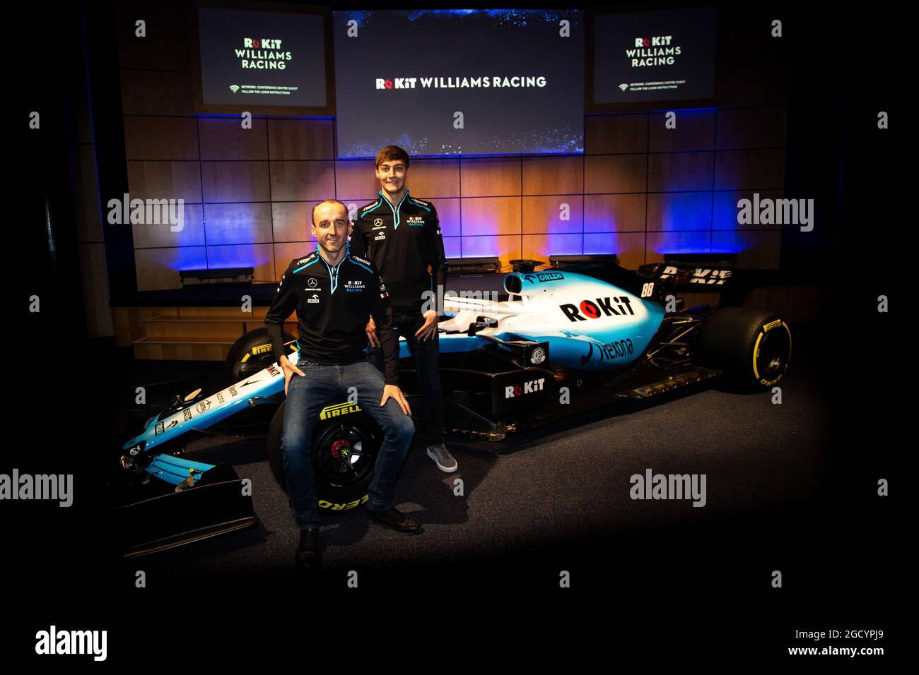 Robert Kubica (POL) Williams Racing mit Teamkollege George Russell (GBR) Williams Racing. Williams Racing Enthüllen Die Lackierung. Montag, 11. Februar 2019. Williams Racing Headquarters, Grove, England Stockfoto